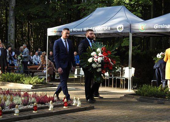 Władze samorządowe składają kwiaty pod Pomnikiem Ofiar