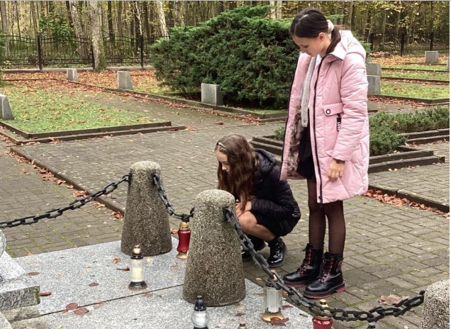 Uczniowie klas IV i VI zapalili znicze na grobach Ofiar Marszu Śmierci 