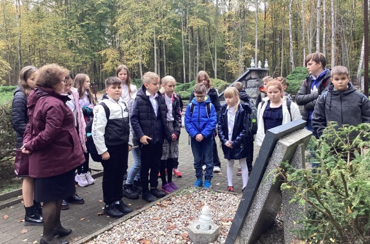 Uczniowie klas IV i VI zapalili znicze na grobach Ofiar Marszu Śmierci 