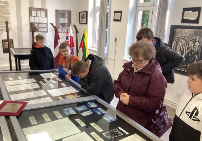 Pani Irena Bednarczyk opowiada uczniom o przedmiotach i pamiątkach znajdujących się w Izbie Pamięci 