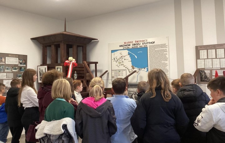 Pani Irena Bednarczyk opowiada uczniom o przedmiotach i pamiątkach znajdujących się w Izbie Pamięci 