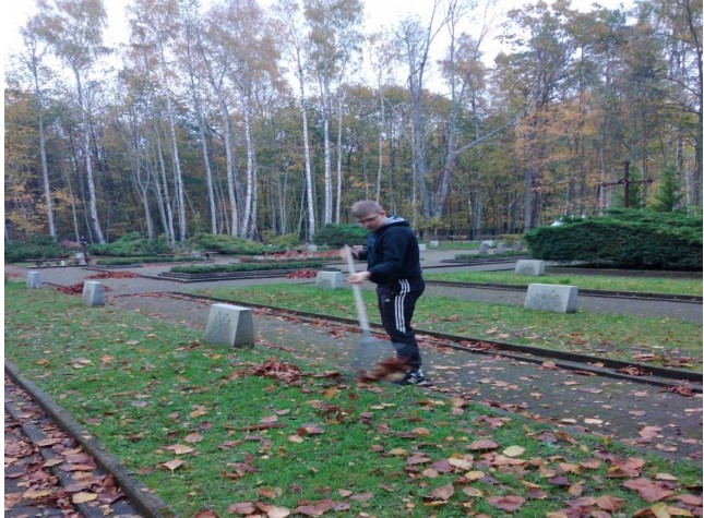 Porządkowanie cmentarza Ofiar Marszu Śmierci w Krępie Kaszubskiej.