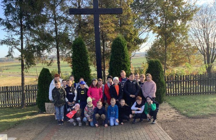 Dzieci z oddziału przedszkolnego oraz uczniowie klasy III  na cmentarz w Garczegorzu zapalają znicze na grobach