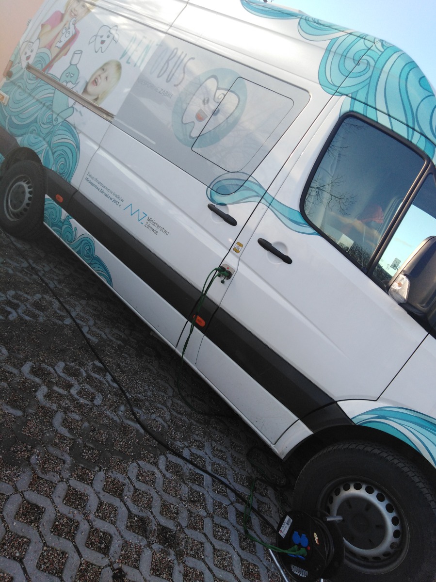Grafika: Mobilny gabinet stomatologiczny tzw. Dentobusu