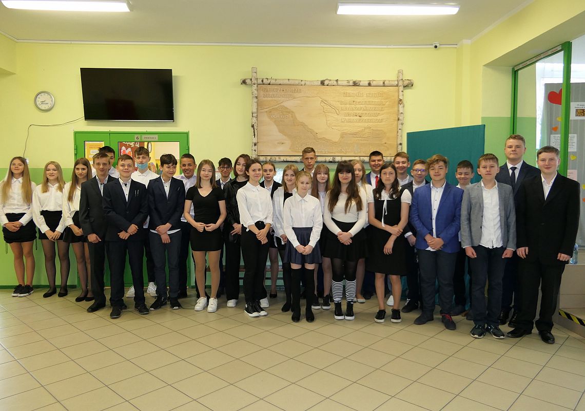 Pamiątkowe zdjęcie uczniów klasy 8a i 8b przed egzaminem ósmoklasisty.