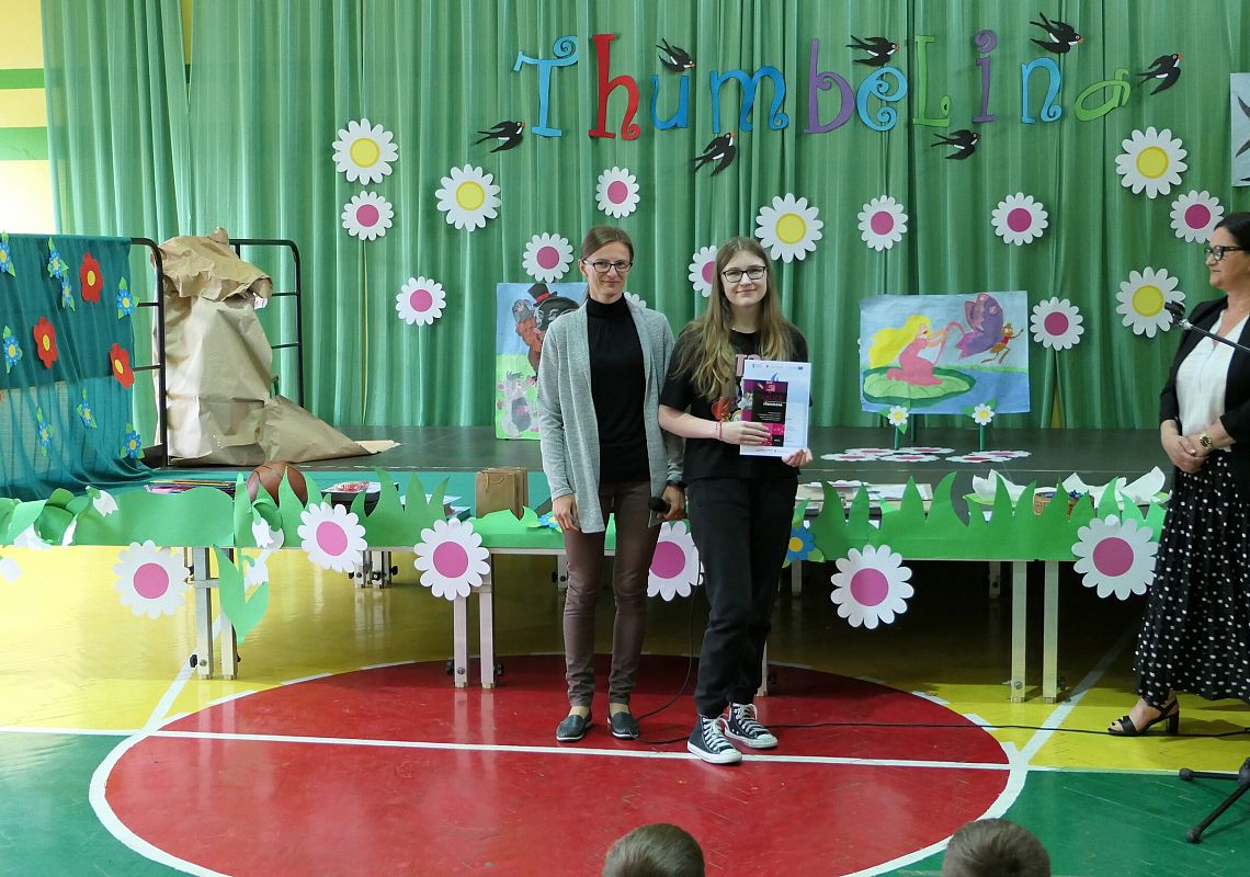 uczennica otrzymuje nagrodę