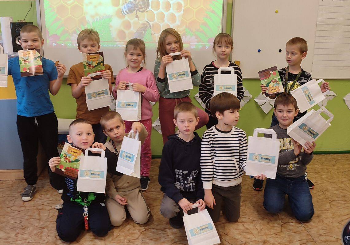 Uczniowie klasy I b z chipsami.