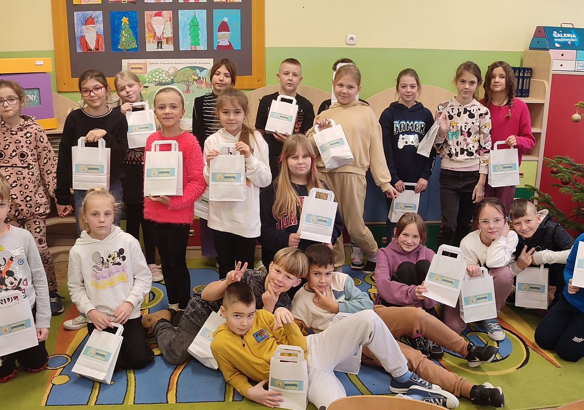 Uczniowie klasy III z chipsami jabłkowymi