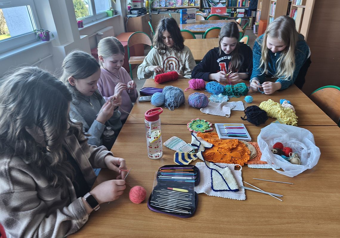 Uczennice klas czwartych podczas szydełkowania.