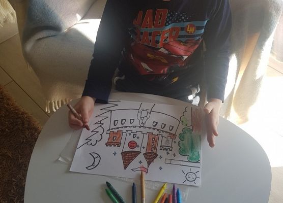 Olaf wykonuje pracę na konkurs