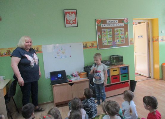 Dominik śpiewa piosenkę "Małe ciała niebieskie"