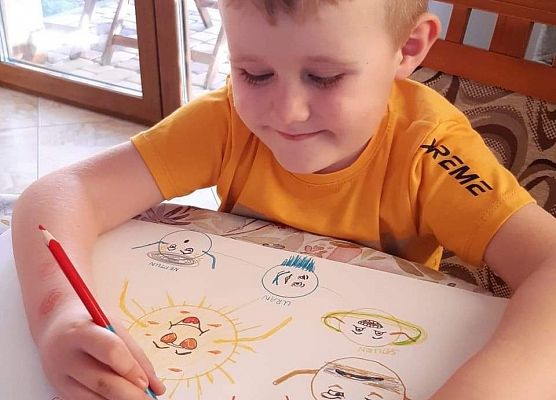 Dominik rysuje Układ słoneczny