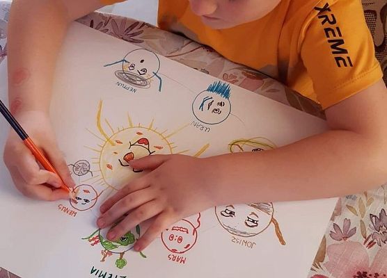 Dominik rysuje Układ słoneczny