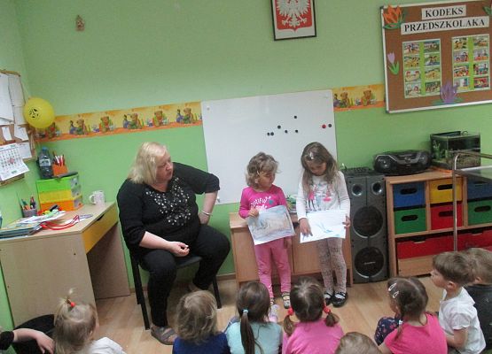 Natalka prezentuje swoją pracę