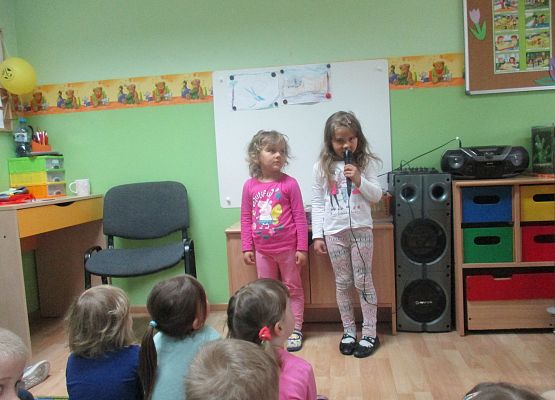 Natalka śpiewa piosenkę