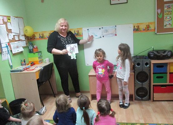 Dziewczynki omawiają pracę Martynki