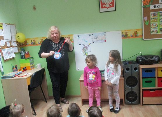 Uhonorowanie dziewczynek medalem