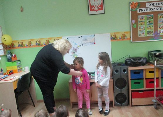 Uhonorowanie dziewczynek medalem