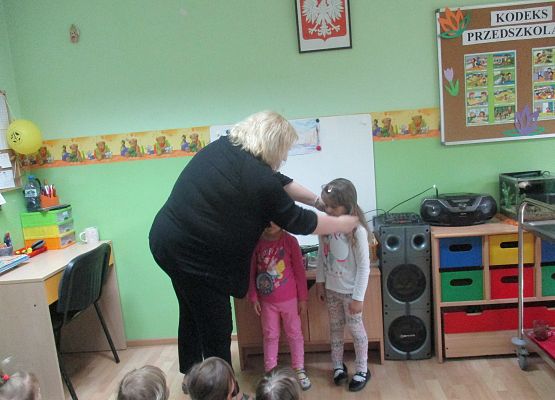 Uhonorowanie dziewczynek medalem