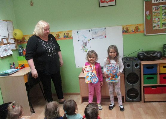 Natalka i Małgosia uhonorowane medalem i książką