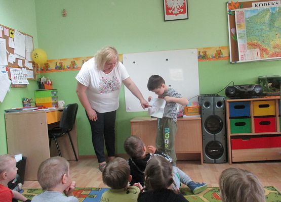 Antoś Popiela pokazuje swoją prezentację