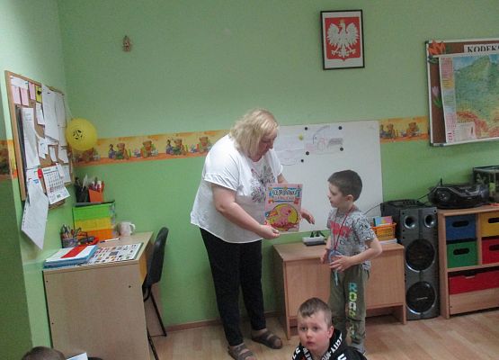 Antoś otrzymuje nagrodę książkową