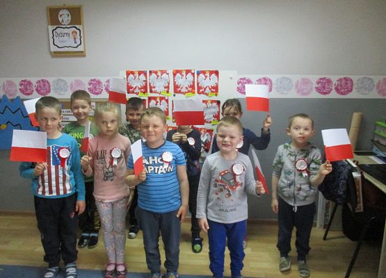 Starszaki z symbolami narodowymi