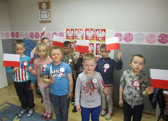 Starszaki z symbolami narodowymi