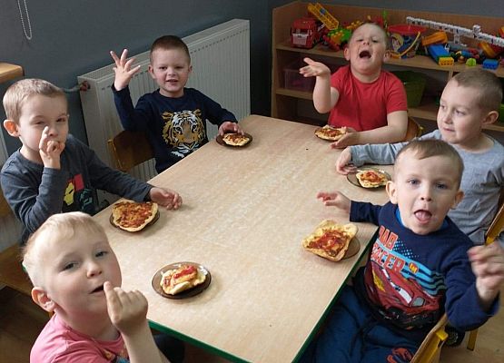 Starszaki degustują pizzę