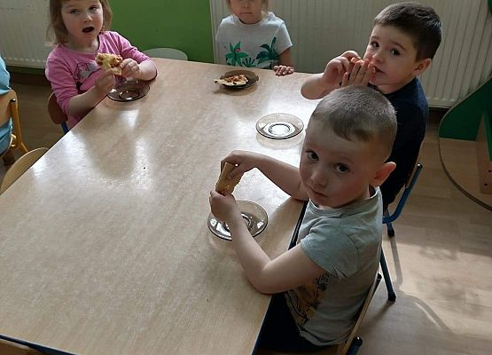 Średniaki i Maluchy degustują pizzę