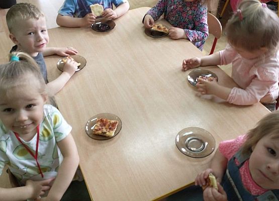 Maluchy degustują pizzę