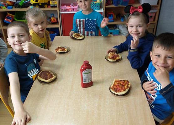 Starszaki degustują pizzę