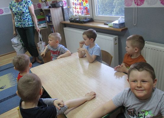 Grafika 2: Zajęcia w przedszkolu SKĄD SIĘ BIORĄ PRODUKTY EKOLOGICZNE