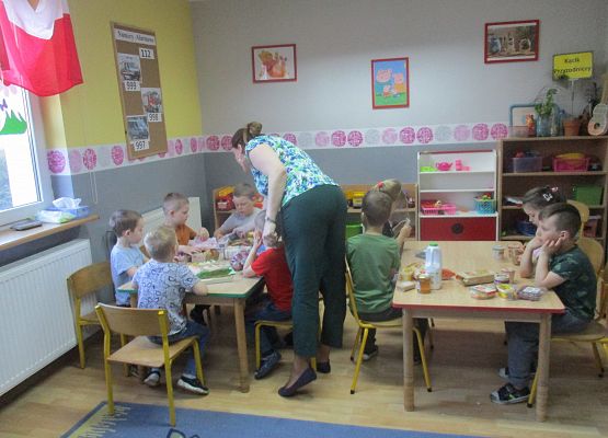 Grafika 6: Zajęcia w przedszkolu SKĄD SIĘ BIORĄ PRODUKTY EKOLOGICZNE