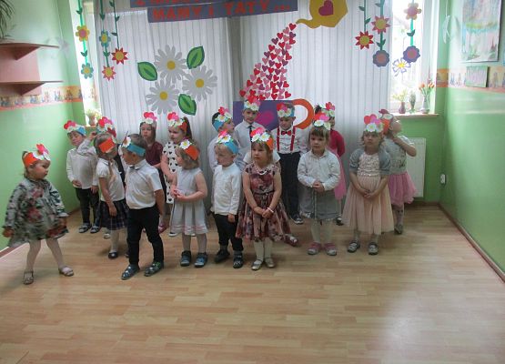 Maluchy i Średniaki śpiewają piosenkę dla Mamy i Taty