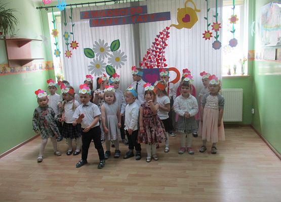 Maluchy i Średniaki śpiewają piosenkę dla Mamy i Taty