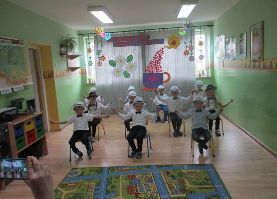 Starszaki - taniec z kapeluszami