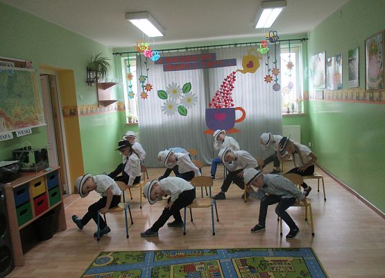 Starszaki - taniec z kapeluszami