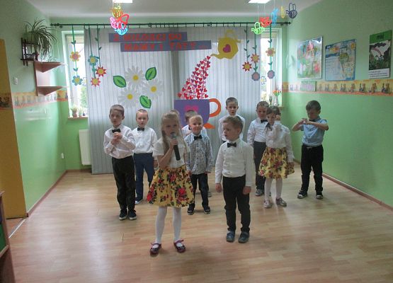 Starszaki śpiewają dla Rodziców