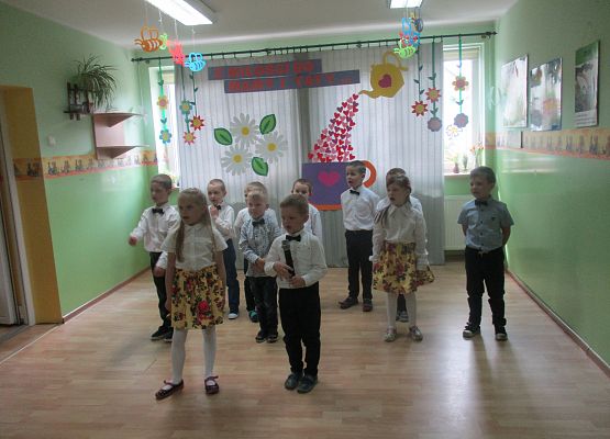 Starszaki śpiewają dla Rodziców