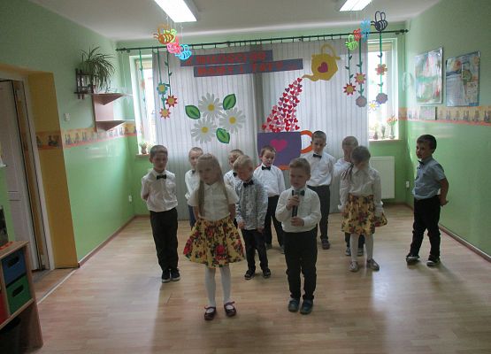 Starszaki śpiewają dla Rodziców