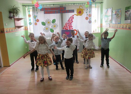 Starszaki śpiewają dla Rodziców