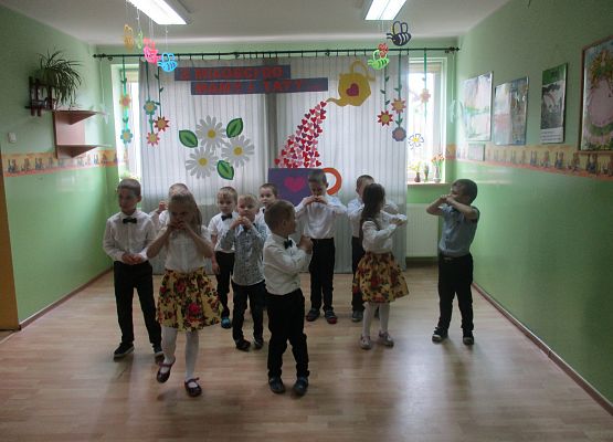 Starszaki śpiewają dla Rodziców