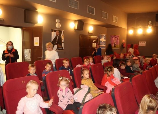 Grafika 7: Wycieczka do kina