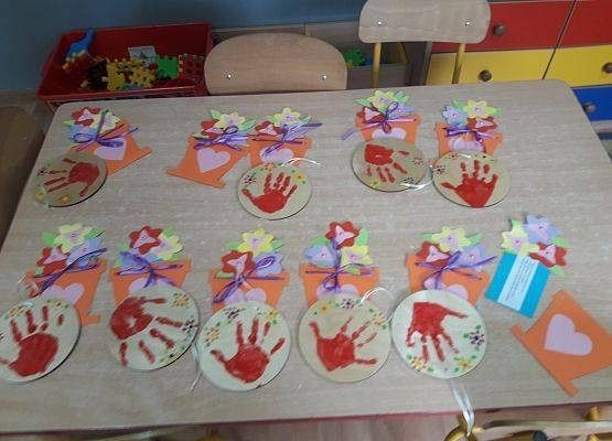 Laurki i upominki wykonane przez Maluchy i Średniaki dla mamy