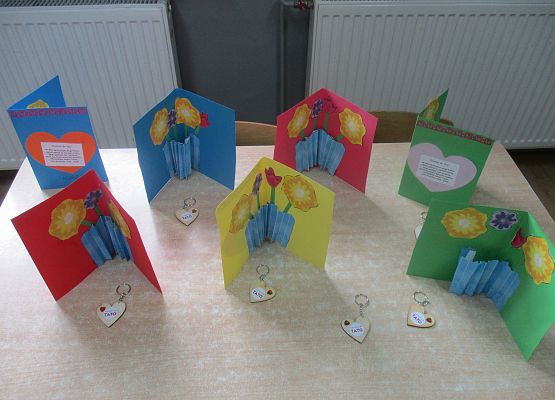 Laurki i upominki wykonane przez Starszaków dla taty