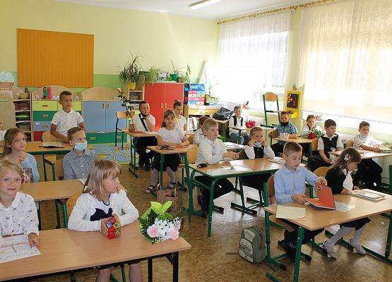 Wręczanie świadectw w klasie pierwszej