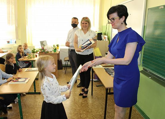 Wręczanie świadectw w klasie pierwszej