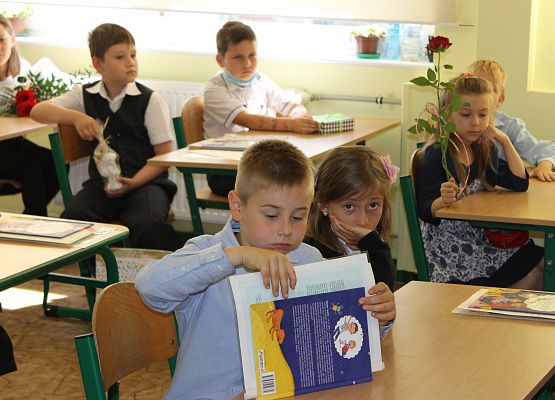 Wręczanie świadectw w klasie pierwszej