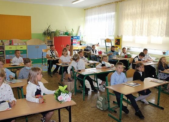 Wręczanie świadectw w klasie pierwszej